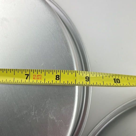 Set of 2 Wilton 9 inch aluminum cake pans - Picture 3 of 4